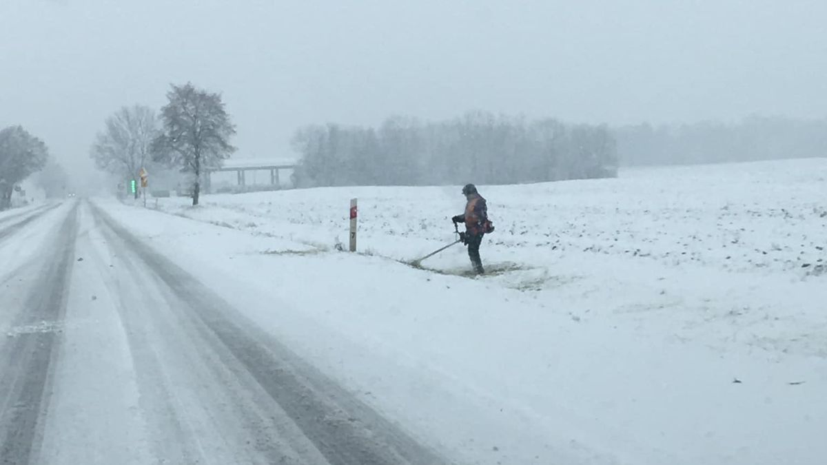 Prace koszenia śniegu/trawy odbywały się przy drodze wojewódzkiej nr 309 w pobliżu stacji BP - Gmina Lipno.