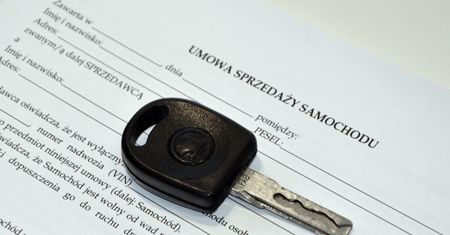 Umowa sprzedaży samochodu z upoważnienia. Zobacz, jak wypełnić, bo nie przerejestrujesz auta