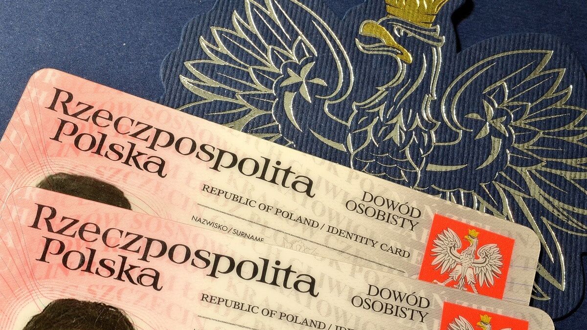 dowód osobisty na tle polskiego orła