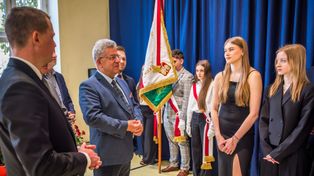 Chobrzany: Uroczyste pożegnanie maturzystów w Liceum Ogólnokształcącym. Gratulował wojewoda. Zobacz zdjęcia