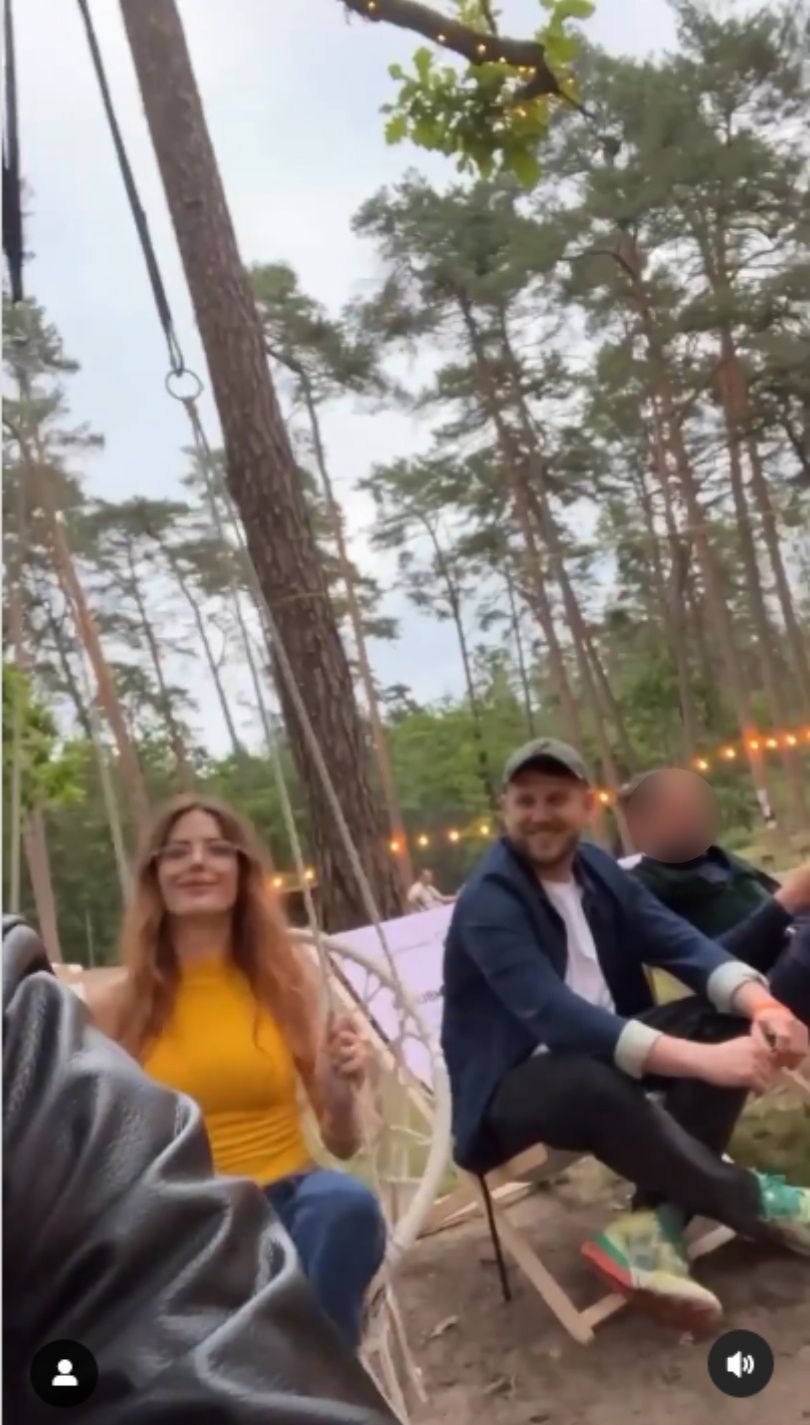 Uduchowieni Antek Królikowski i Izabela medytują na leśnym festiwalu