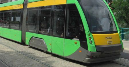 Śmiertelny wypadek w Poznaniu. Senior zginął pod szynami tramwaju