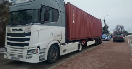 Deklarował, że wiezie ubrania. Kłamał. To odkryli śledczy w ciężarówce