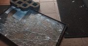 Kraków: Wziął kawał betonu i rozwalił szybę w sklepie. Złapała go policja