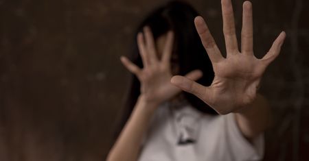 Dwie nastolatki skatowały i okradły rówieśniczkę w Wałbrzychu