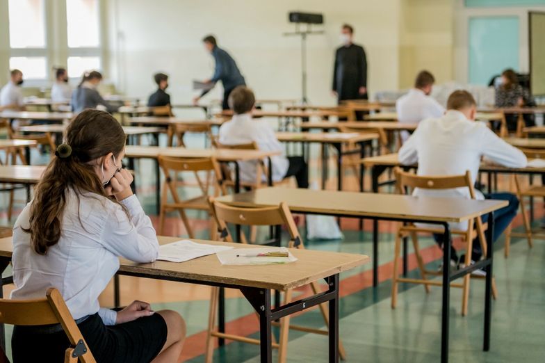 Polski Ład zmienił sposób rozliczania wynagrodzeń pracowników. Nauczyciele dostali w styczniu niższe pensje. Warszawa przedstawiła dane.