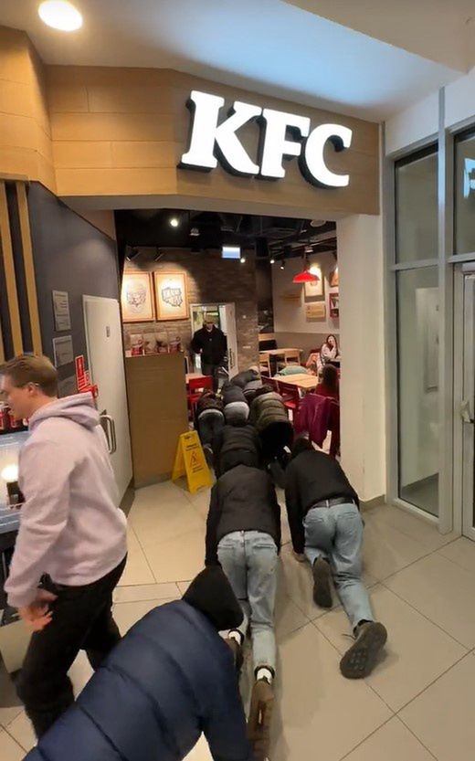 Pełzający nastolatkowie