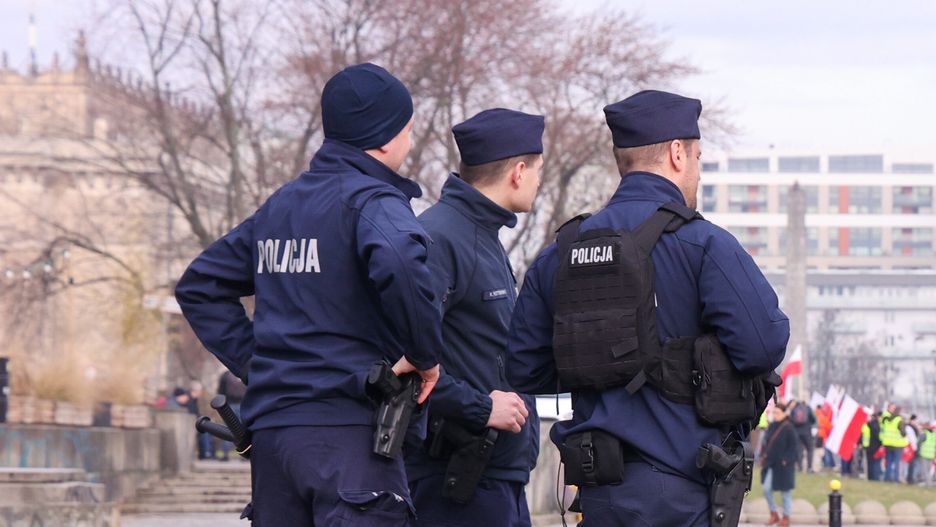 Warszawa, 27.02.2024. Policja na Placu Defilad w Warszawie, gdzie zbierają się rolnicy przed protestem pod hasłem "Gwiaździsty Marsz na Warszawę", 27 bm. Rolnicy razem z górnikami oraz myśliwymi blokują miasto. Myśliwi oraz górnicy mają sprzeciwiać się Zielonemu Ładowi. Związkowcy domagają się też co najmniej kilkunastoprocentowych podwyżek dla górników. (mr) PAP/Szymon Pulcyn