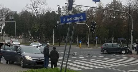 Wypadek na al. Andersa. Seat po zderzeniu z taksówką zatrzymał się na słupie
