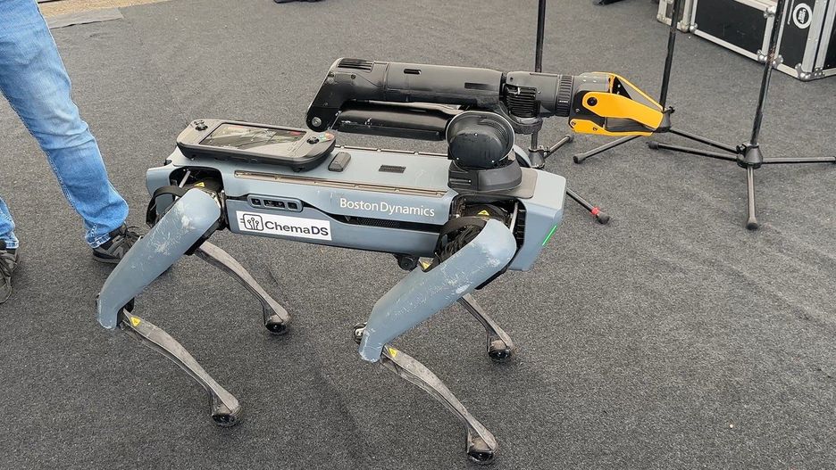 Czworonożny robot Spot ma zwiększyć bezpieczeństwo w fabryce w Korei Południowej.