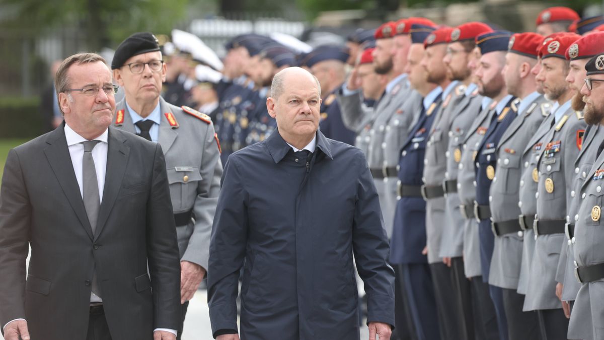 Final muster of German Bundeswehr forces to honor Mali mission in Berlin
epa11272993 German Chancellor Olaf Scholz (3-L) and German Defense Minister Boris Pistorius (L) walk in front of soldiers at the defense ministry on the occasion of the final muster of the German Bundeswehr to honor the Mali mission in Berlin, Germany, 11 April 2024. The German Armed Forces (Bundeswehr) ended its foreign deployment for the United Nations in Mali after ten years. The last remaining soldiers arrived on 15 December 2023 at the German airbase Wunstorf.  EPA/CLEMENS BILAN 
Dostawca: PAP/EPA.
CLEMENS BILAN