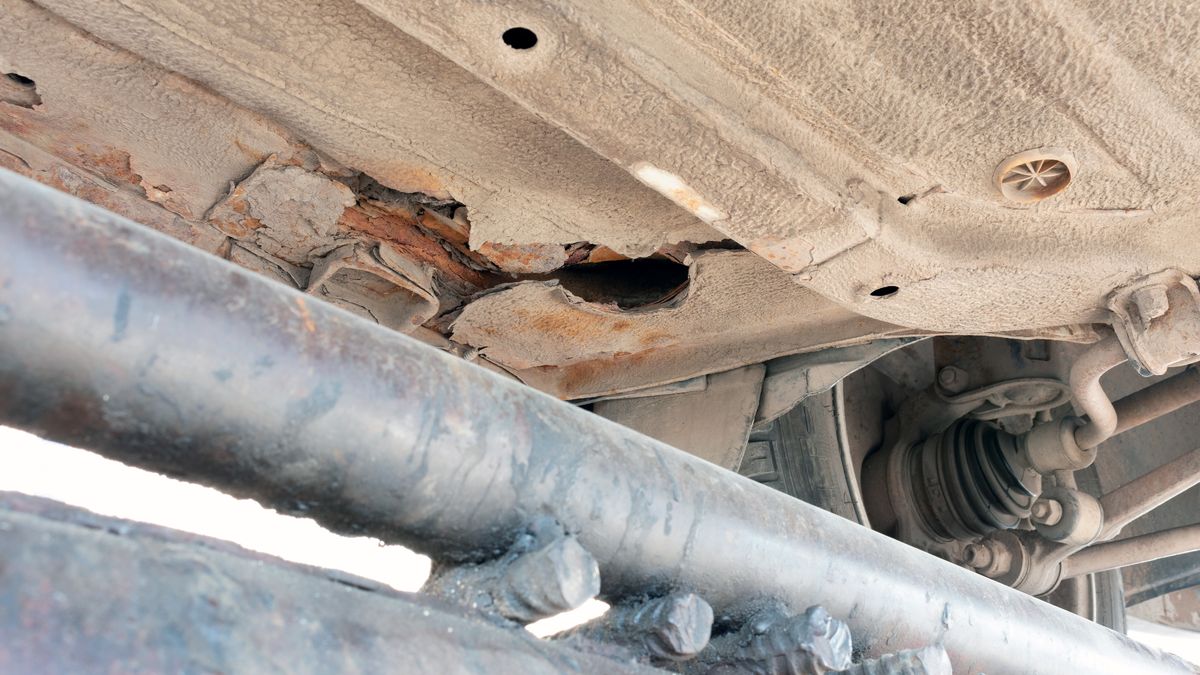 Korozja samochodu to najbardziej irytująca usterka, bo nie wpływa na mobilność, ale szpeci auto i pogarsza bezpieczeństwo. Naprawy są drogie i czasochłonne.