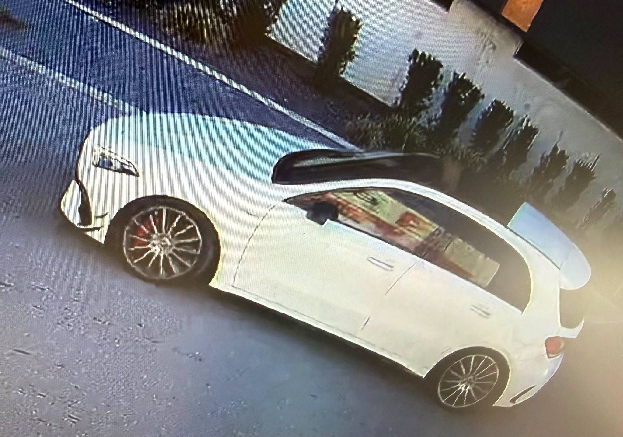 Prawdopodobnie poruszał się białym Mercedesem