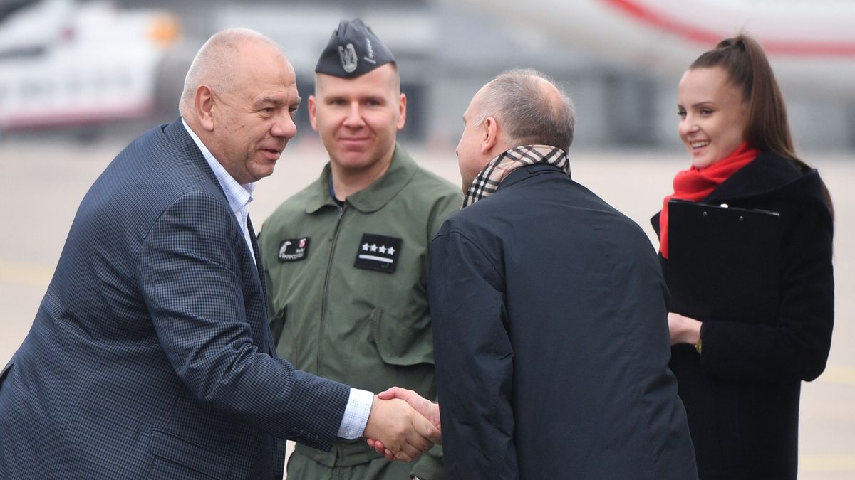 Jacek Sasin (z lewej) przed wylotem na Światowe Forum Ekonomiczne w Davos 2023