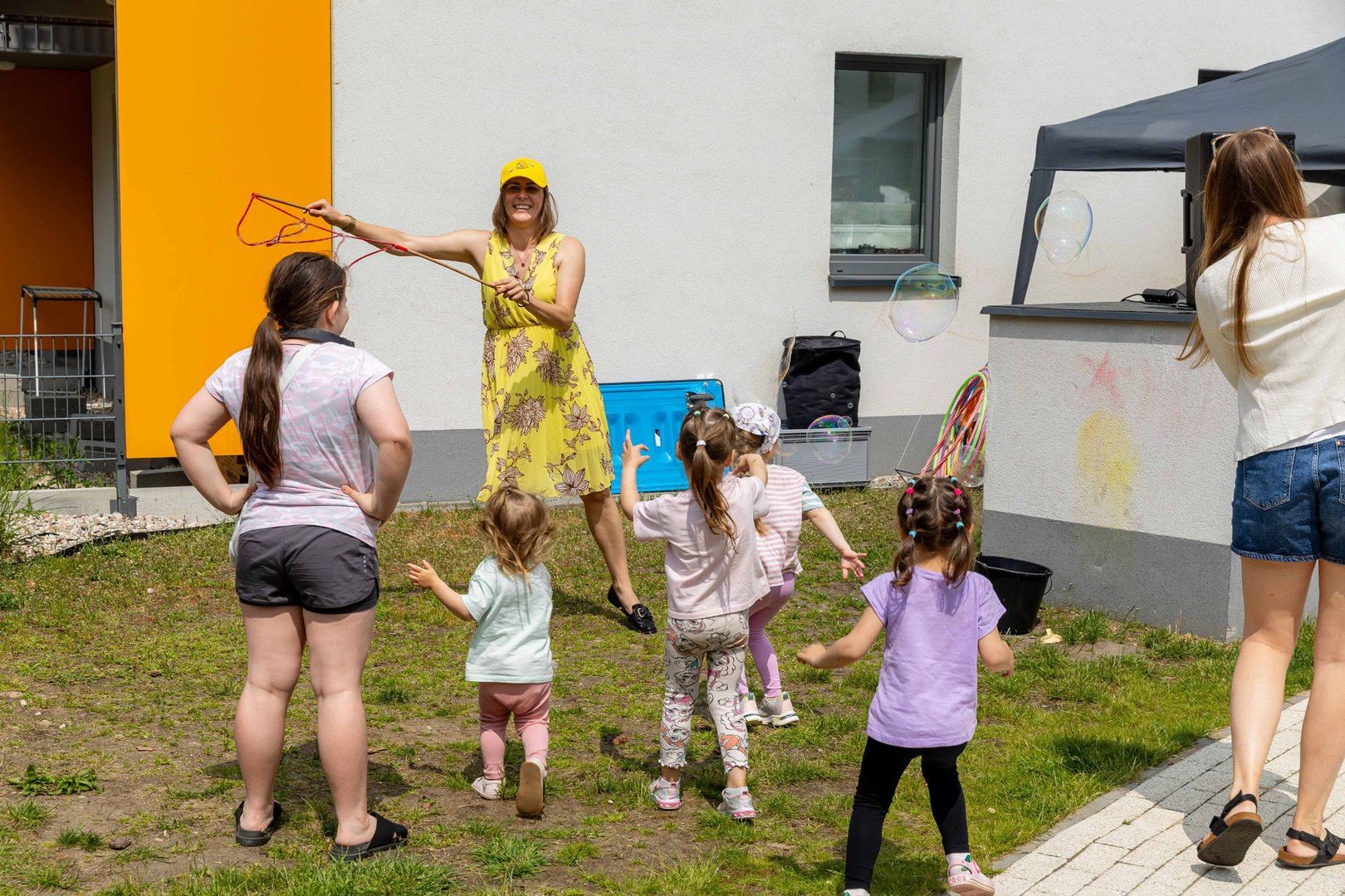 Piknik zorganizowany na patio bloku przy Kopernika cieszył się dużym zainteresowaniem mieszkańców