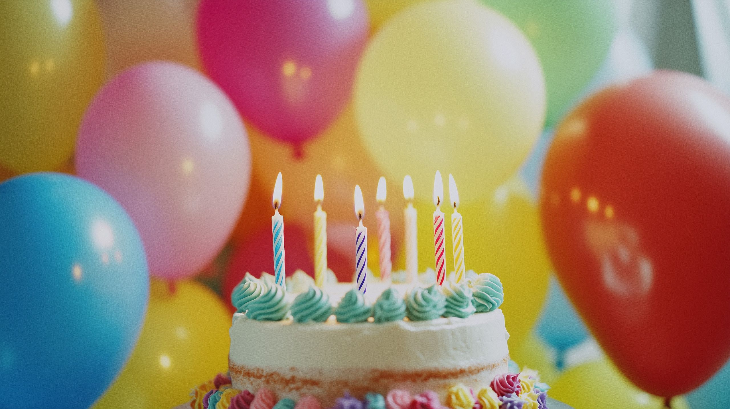 balony, kolorowe, tort, urodzinowy, zapalone, dekoracja, urodziny, zabawny, nastrój, żywe, festiwal, celebracja, motyw, ozdoby, atmosfera, impreza, urodzinowe, efektowne, kolorystyka, dekoracyjne, prezentacja, radosne, chwila, motywacyjne, wystrój, przytulne, stylizacja, okazja