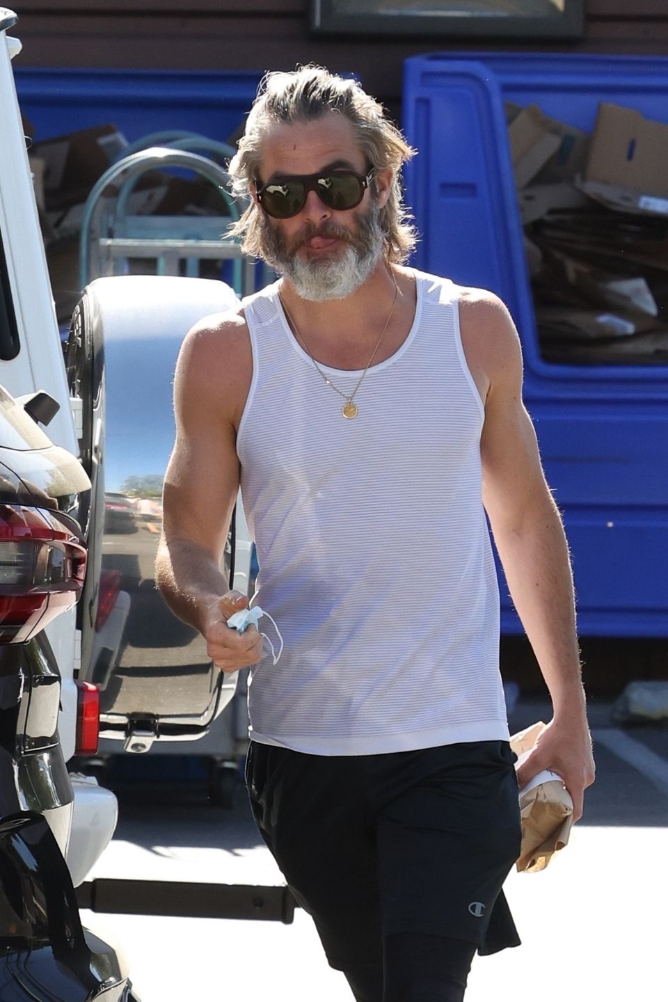Chris Pine wygląda NIE DO POZNANIA z długimi włosami i zarośniętą brodą