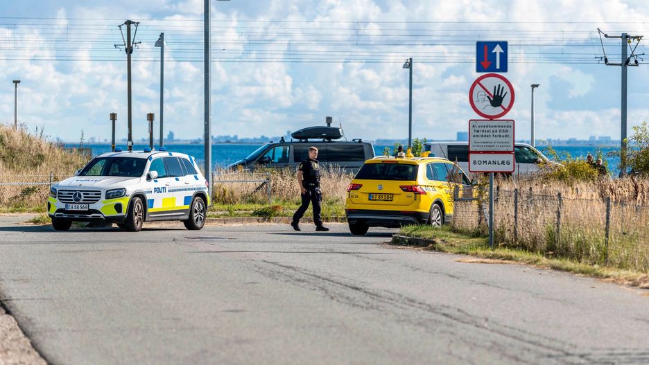 Drony nad lotniskiem w Kopenhadze
Police cars are seen close to Copenhagen Airport on September 23, 2025. Large drones that flew over Copenhagen airport for hours and caused it to shut down constituted the "most serious attack on Danish critical infrastructure" to date, Prime Minister Mette Frederiksen said. Airports in Copenhagen and Oslo reopened early on September 23, hours after unidentified drones in their airspace caused dozens of flights to be diverted or cancelled, disrupting thousands of passengers. (Photo by Steven Knap / Ritzau Scanpix / AFP) / Denmark OUT
STEVEN KNAP