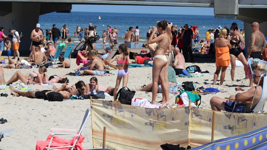 Wakacyjny czwartek na plaży w Kołobrzegu