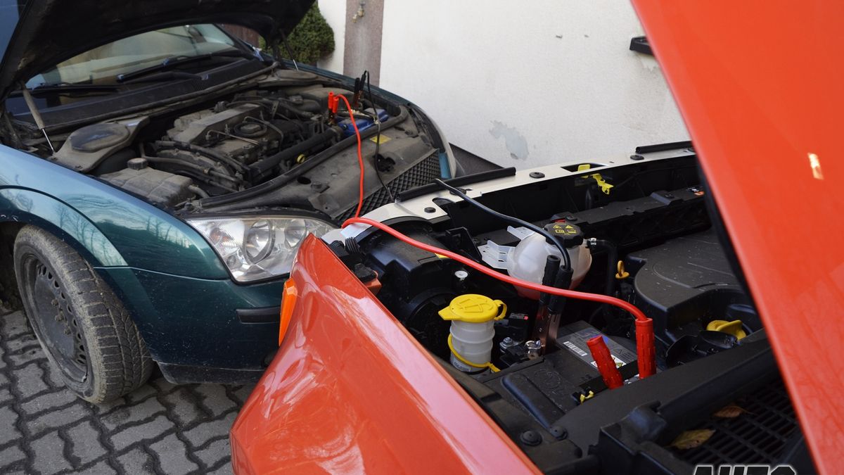 Uruchamianie samochodu przy użyciu przewodów nie dla każdego jest proste i oczywiste.