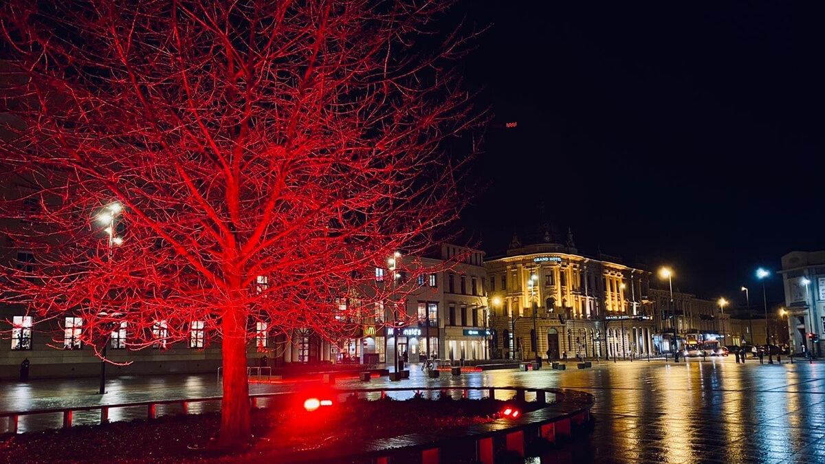 Plac Litewski podświetlony na czerwono
