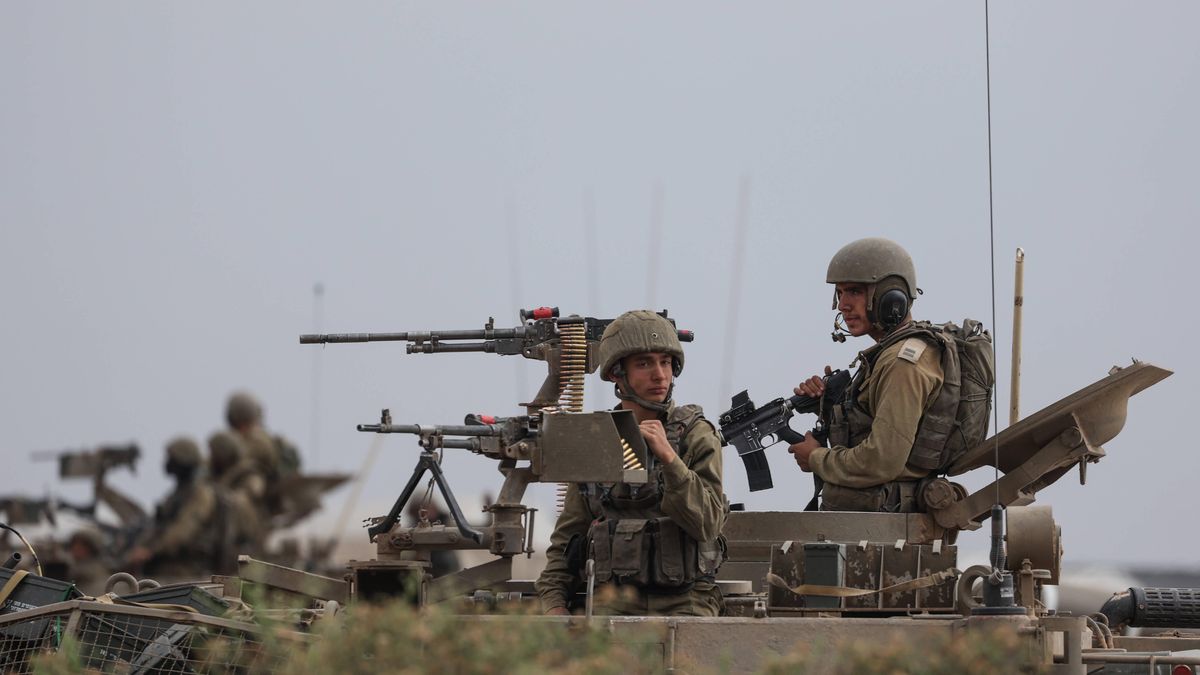 Israeli-Palestinian conflict - Sderot
09 November 2023, Israel, Sderot: Israeli soldiers on a tank are seen near the Israel-Gaza border. Fighting between Israeli soldiers and Islamist Hamas militants continues in the border area with Gaza. Photo: Ilia Yefimovich/dpa 
Dostawca: PAP/DPA
Ilia Yefimovich
conflict