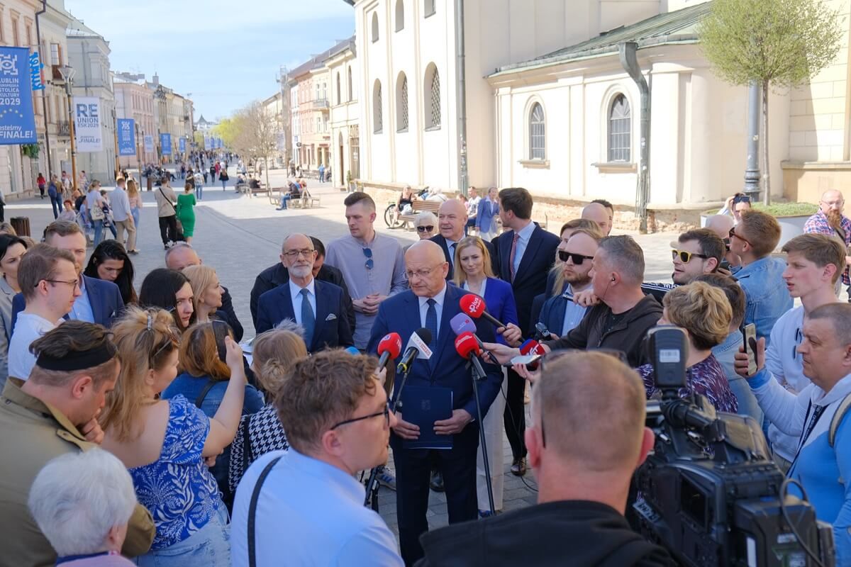 Prezydent Lublina Krzysztof Żuk z nowymi radnymi jego klubu