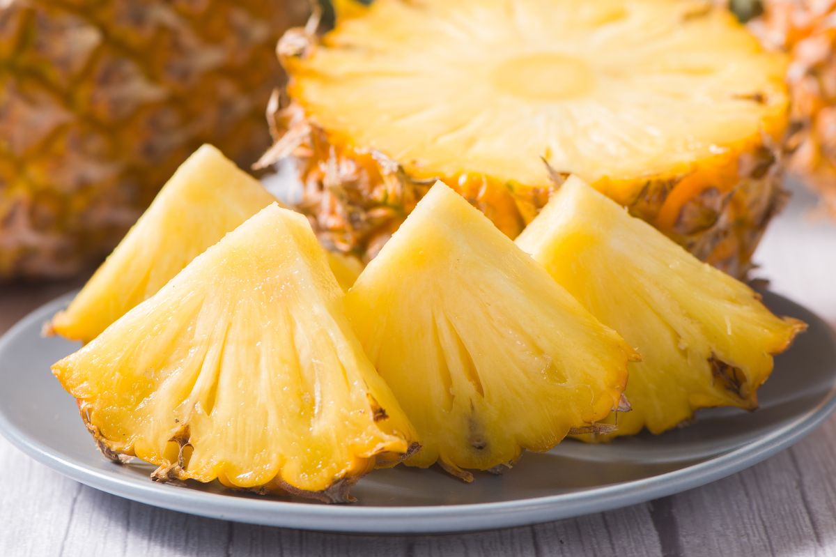 Ugryzłeś świeżego ananasa, a usta zaczęły boleć i szczypać? Oto co może być powodem