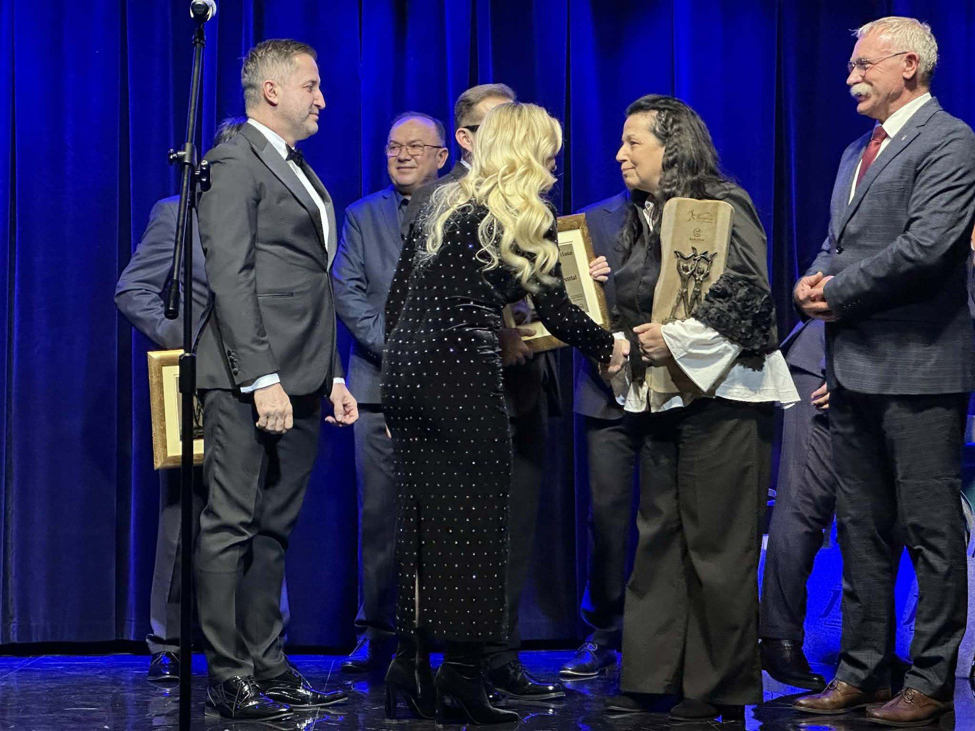 Nagrodę odbiera Magdalena Kusztal, pomysłodawczyni konkursu OFF FASHION i promotorka polskiej kultury za granicą.