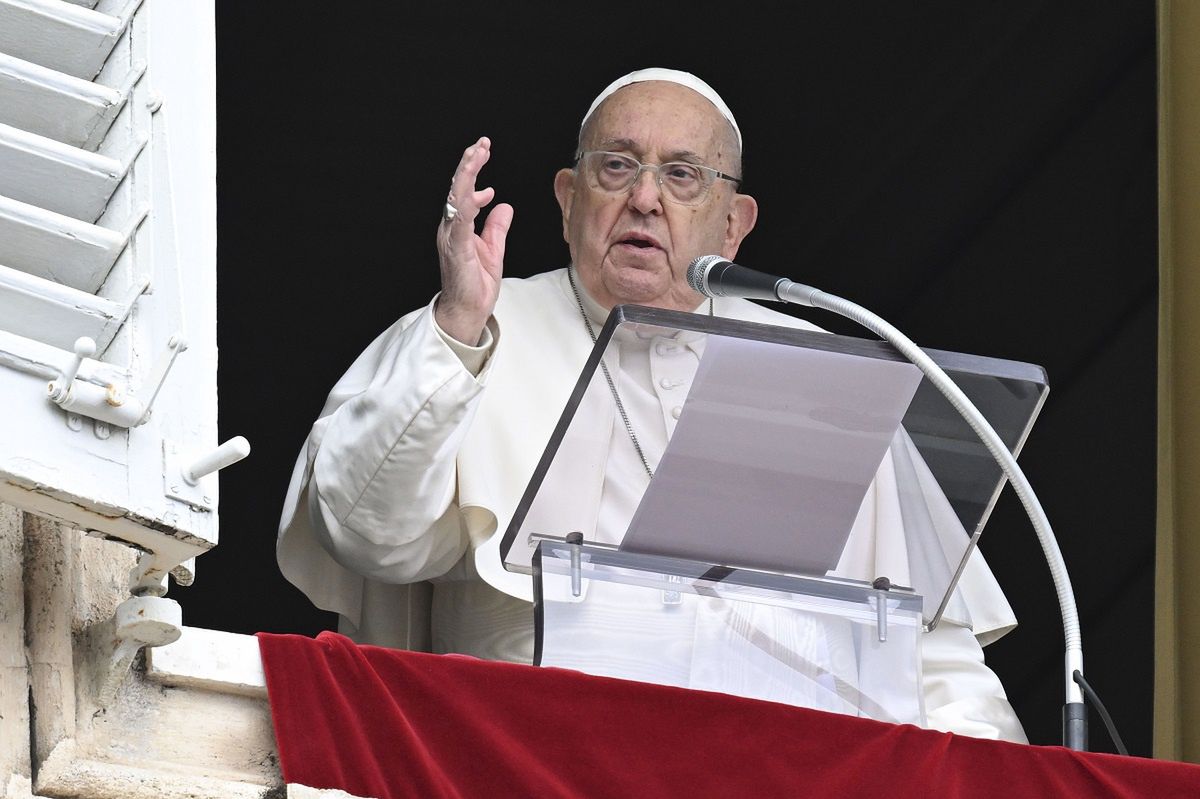 Pope Francis critiques Trump's immigration plans, urges peace