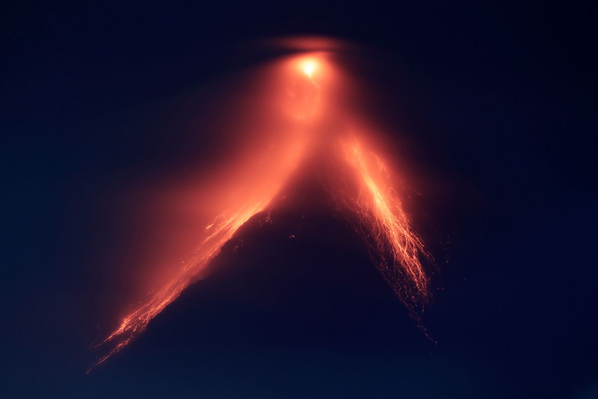 Erupcja wulkanu Mayon na Filipinach