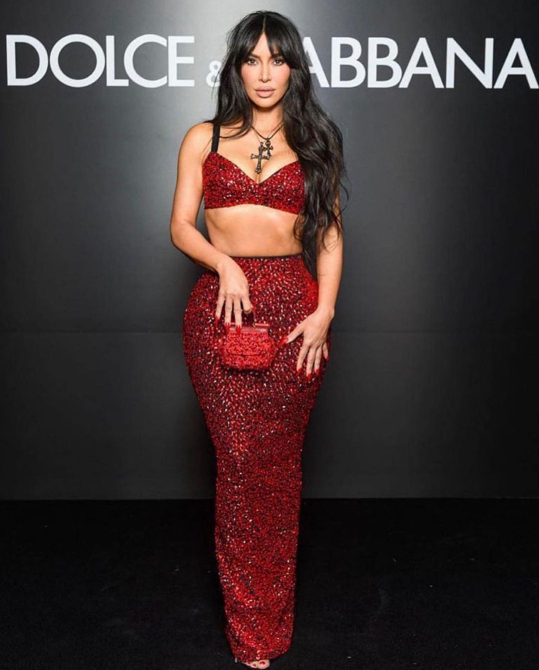 Kim Kardashian w czerwonym komplecie na pokazie Dolce&Gabbana 