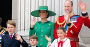 Kate Middleton i książę William opublikowali rodzinną kartkę świąteczną. Zapozowali w wyjątkowo swobodnym wydaniu (FOTO)