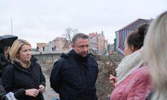 Politycy tylko odwiedzali ich dom. Kierwiński musiał złożyć obietnicę