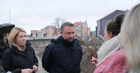 Politycy tylko odwiedzali ich dom. Kierwiński musiał złożyć obietnicę