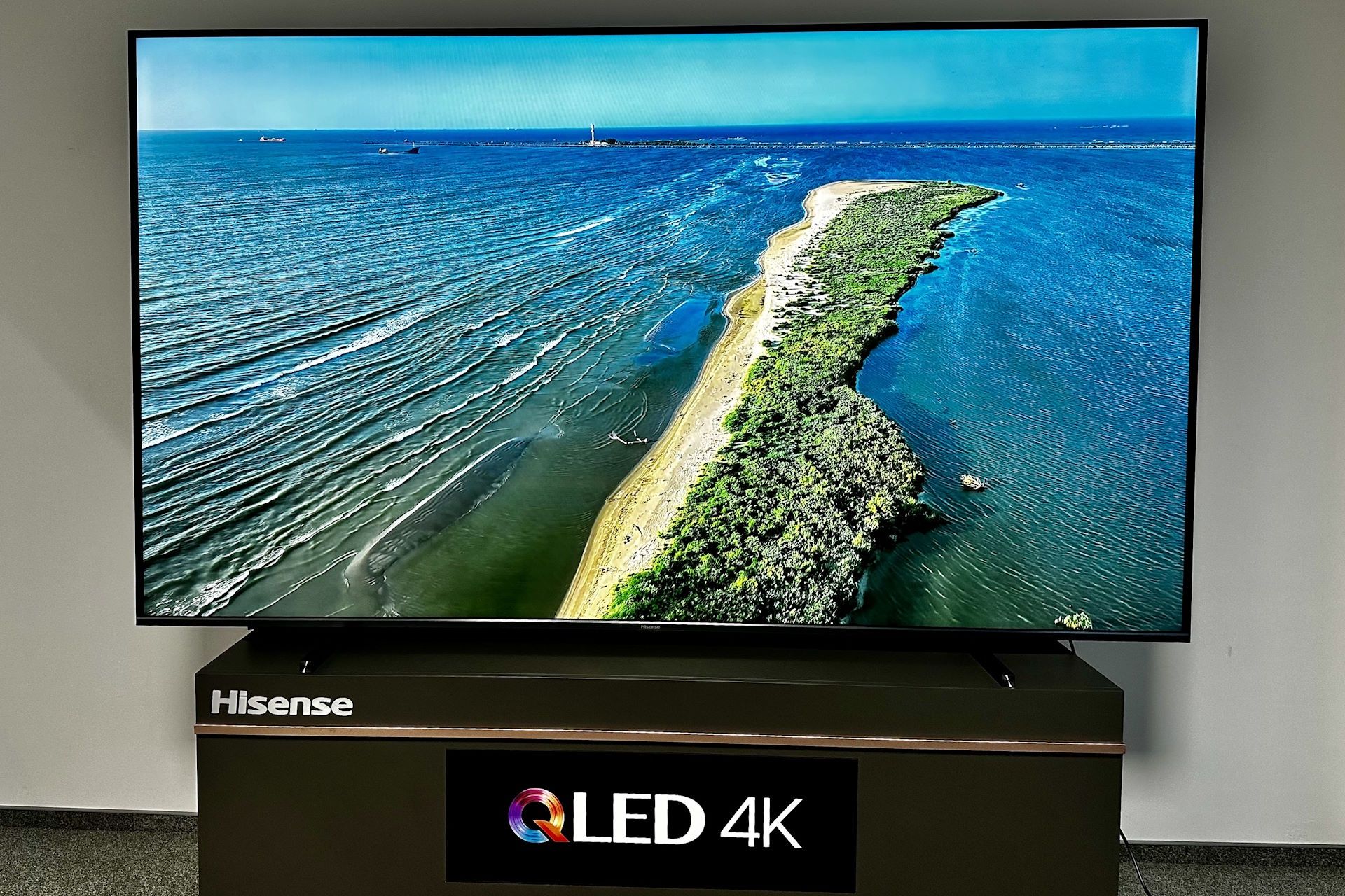 Hisense 100E7NQ PRO - od przodu włączony (ładne kolorki)