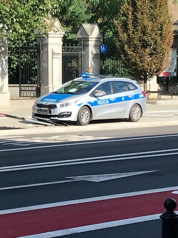 Policyjny radiowóz wjechał w znak drogowy i kosz na śmieci na Al. Racławickich