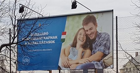 Para z mema "Distracted Boyfriend" w promocji szczęśliwej, dużej rodziny