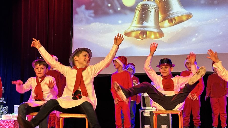 Świąteczny kiermasz charytatywny niepublicznej Szkoły Podstawowej i Akademii Przedszkolaka &#34;Jabłuszko&#34; w Bełchatowie&#34;