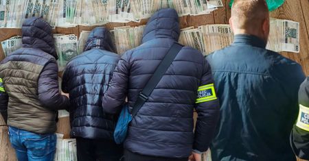 Dwaj lekarze i pielęgniarz w rękach policji. Tak działali