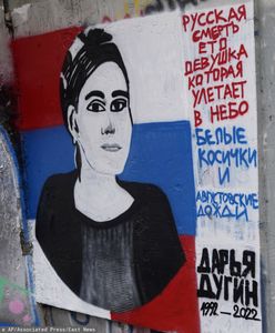 Serbowie opłakują Darię Duginę. Mural w Belgradzie, nagłówki w Moskwie