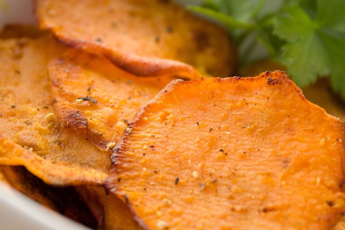 Discover the secret to homemade crispy chips: a healthier snack option