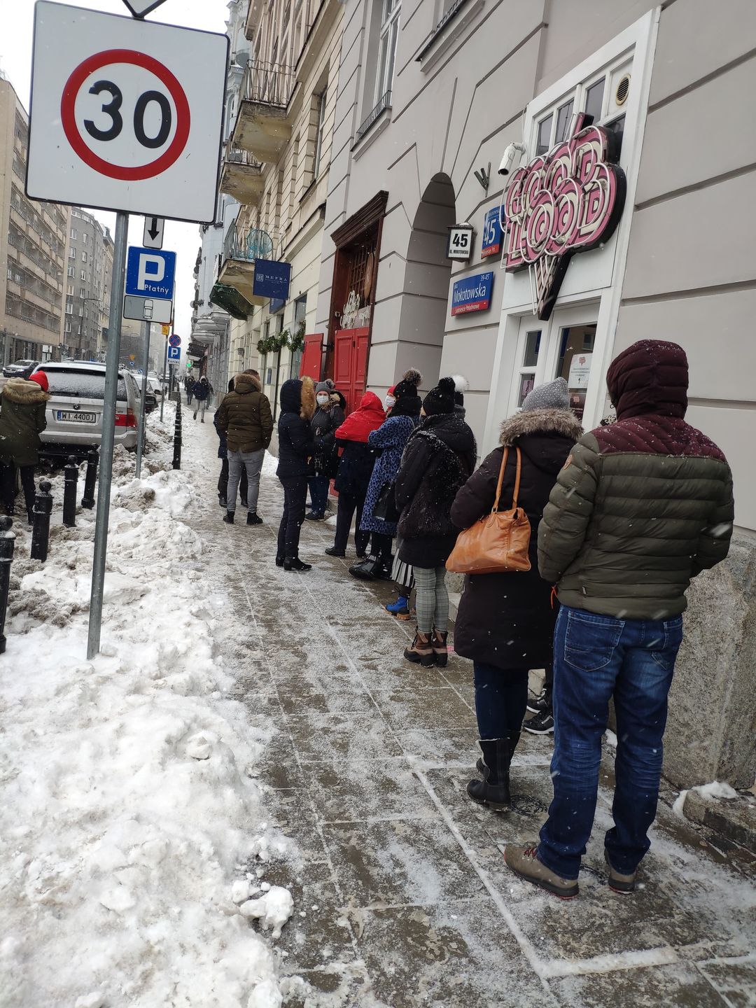 kolejka po pączki Magdy Gessler