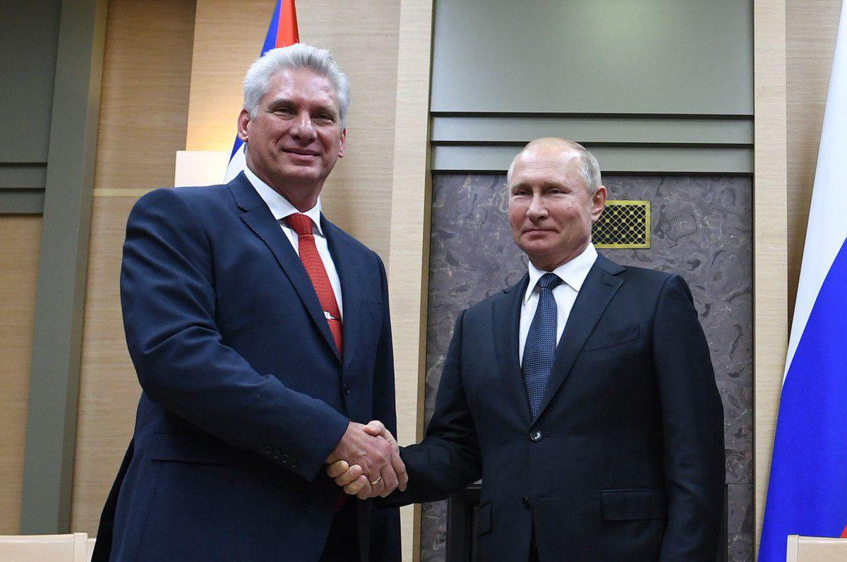 Władimir Putin z prezydentem Kuby spotkał się w listopadzie. W poniedziałek natomiast obaj przywódcy odbyli rozmowę telefoniczną na temat "przyszłych powiązań" (Twitter)  