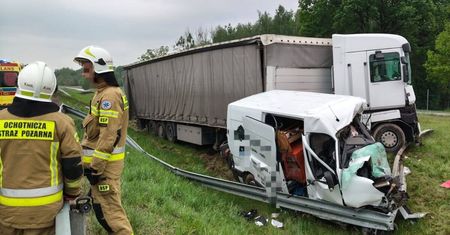Śmiertelny wypadek na S12. W ciężarówce wybuchła opona, pojazd zderzył się czołowo z busem [ZDJĘCIA]