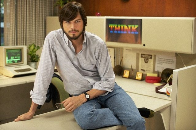 Ashton Kutcher jako Steve Jobs (fot. theverge.com)