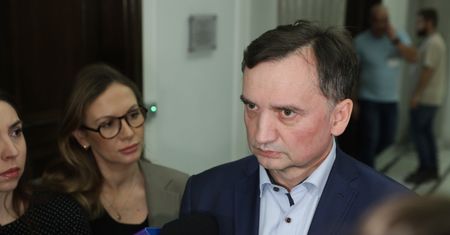 Ziobro trafi przed komisję? Policjantom chce coś pokazać