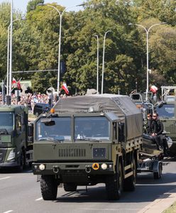 Defilada wojskowa na warszawskiej Wisłostradzie [ZDJĘCIA]