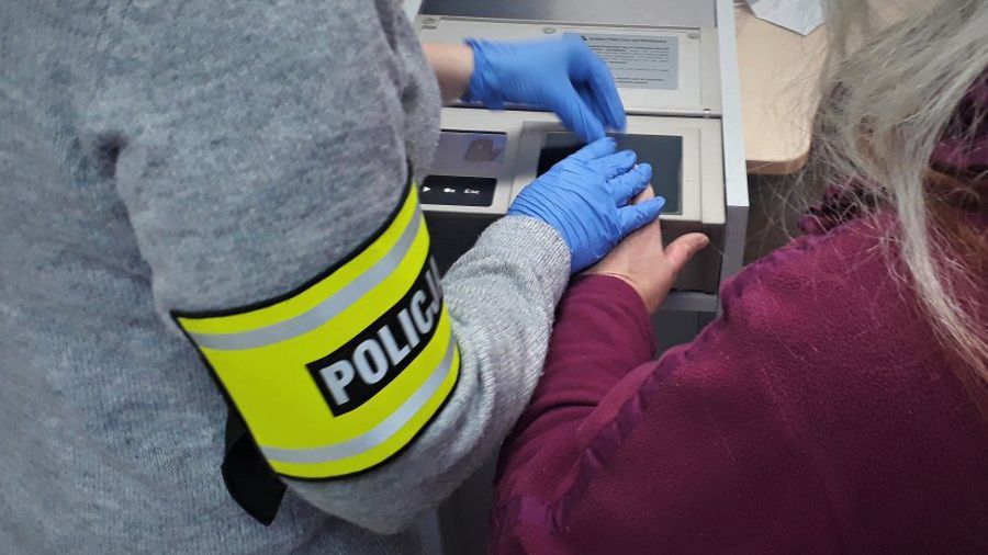Policjanci zatrzymali 69-letnią oszustkę