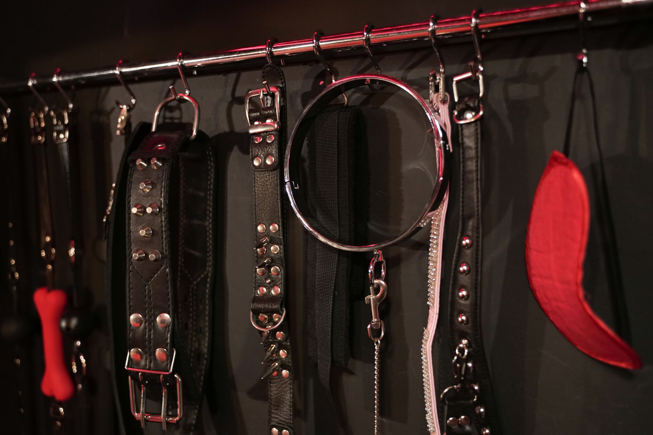 Suzette wzięła ze sobą bogaty zestaw akcesoriów BDSM